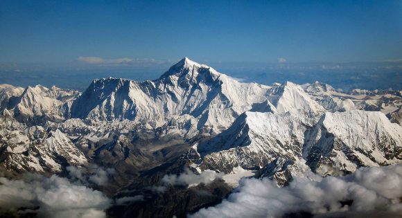 By Mount_Everest_as_seen_from_Drukair2.jpg: shrimpo1967derivative work: Papa Lima Whiskey 2 (talk) - Ten plik jest pochodną pracą  Mount Everest as seen from Drukair2.jpg:, CC BY-SA 2.0, https://commons.wikimedia.org/w/index.php?curid=18262217