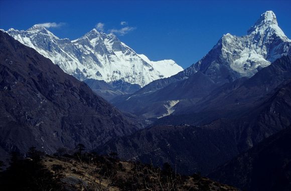 Everest i Ama Dablam by Dnor, wikipedia.org