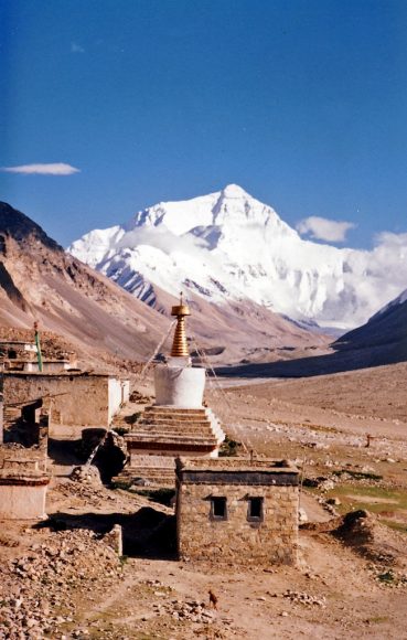 Mount Everest widziany z Rombok Gompa w Tybecie, by John Hill, wikipedia.org