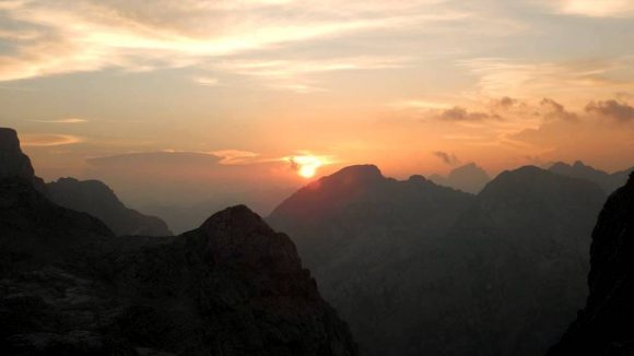 zachód słońca w Alpach Julijskich widziany ze schroniska Stanicia