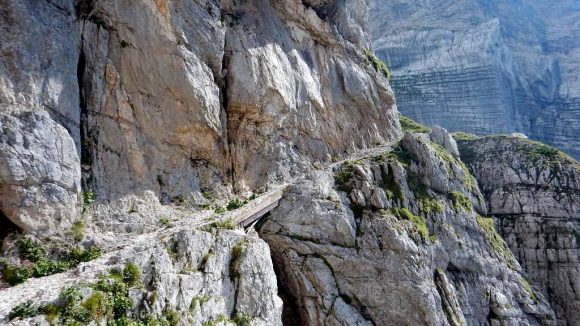 niesamowita sceneria drogi zejściowej z przełęczy Dolic
