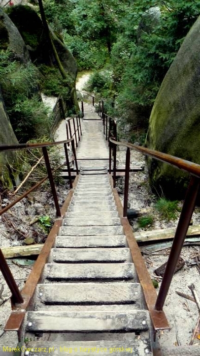 żelazne schody w skalnym miasteczku