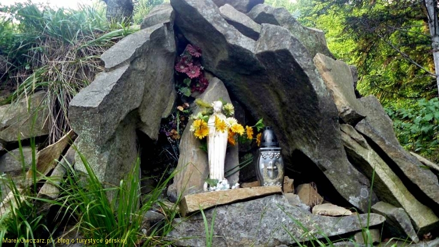 kapliczka na skałach przy jaskini
