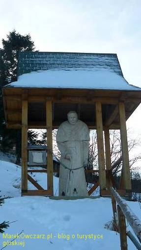 pomnik Jana Pawła II poniżej schroniska