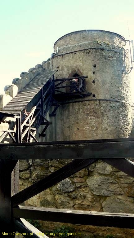 wejście na wieżę ruin zamku Chojnik