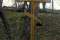 krzyż prawosławny przy ruinach cerkwi