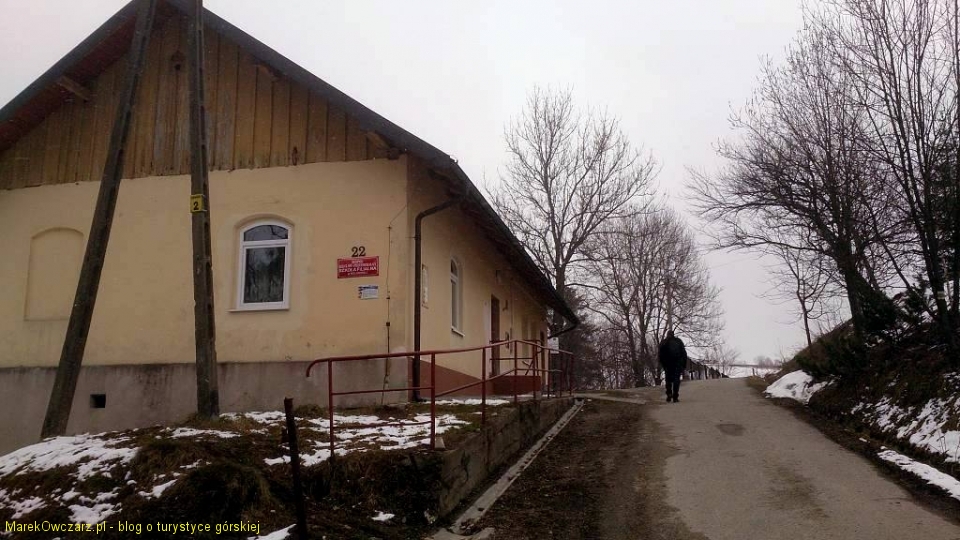 początek drogi przy szkole w Wojkowej
