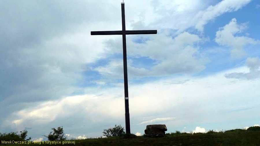krzyż i ołtarz na nienazwanym wierzchołku