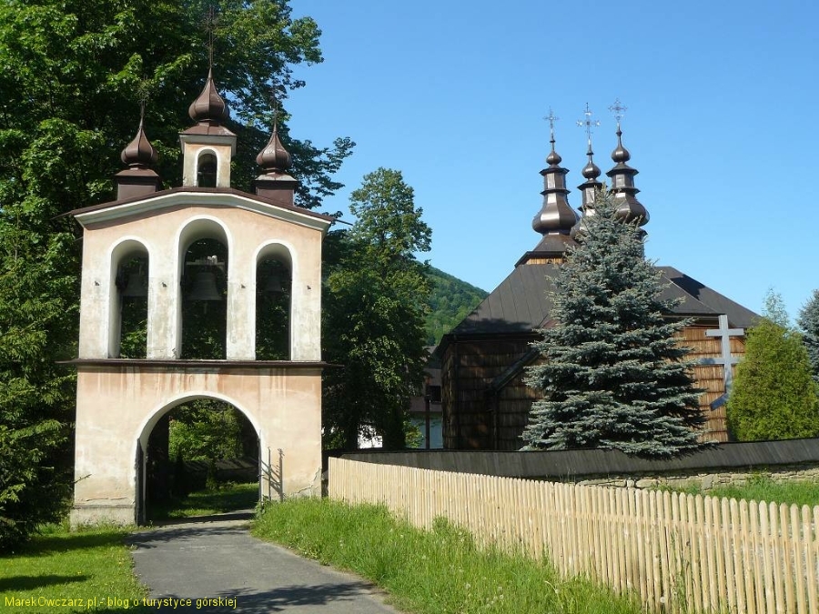 zabytkowa brama przy cerkwi w Łosiu