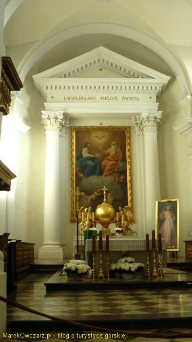 wnętrze sanktuarium Św.Krzyża