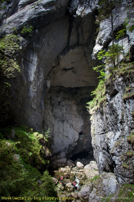 70 metrowy portal wejściowy do jaskini