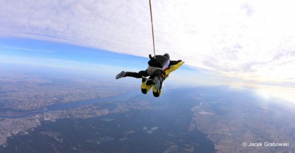 Pokonaj lęk wysokości – skocz ze spadochronem