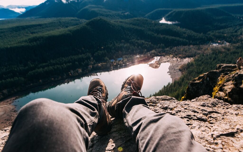 Wysokie buty trekkingowe vs. niskie buty trekkingowe: Które lepiej wybrać do swojej przygody na szlaku