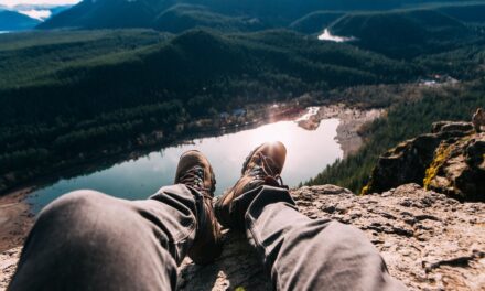 Wysokie buty trekkingowe vs. niskie buty trekkingowe: Które lepiej wybrać do swojej przygody na szlaku